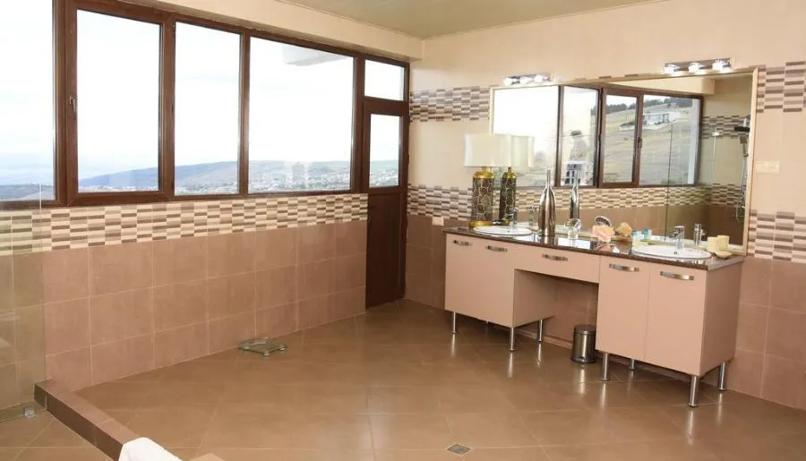 White residence Tsavkisi — Photo 41