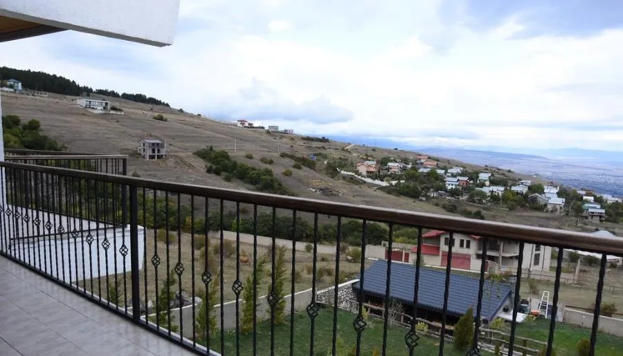 White residence Tsavkisi — Photo 14