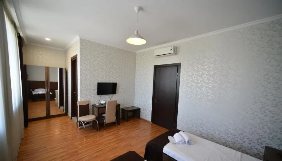 GREEN HOTEL — Photo 38