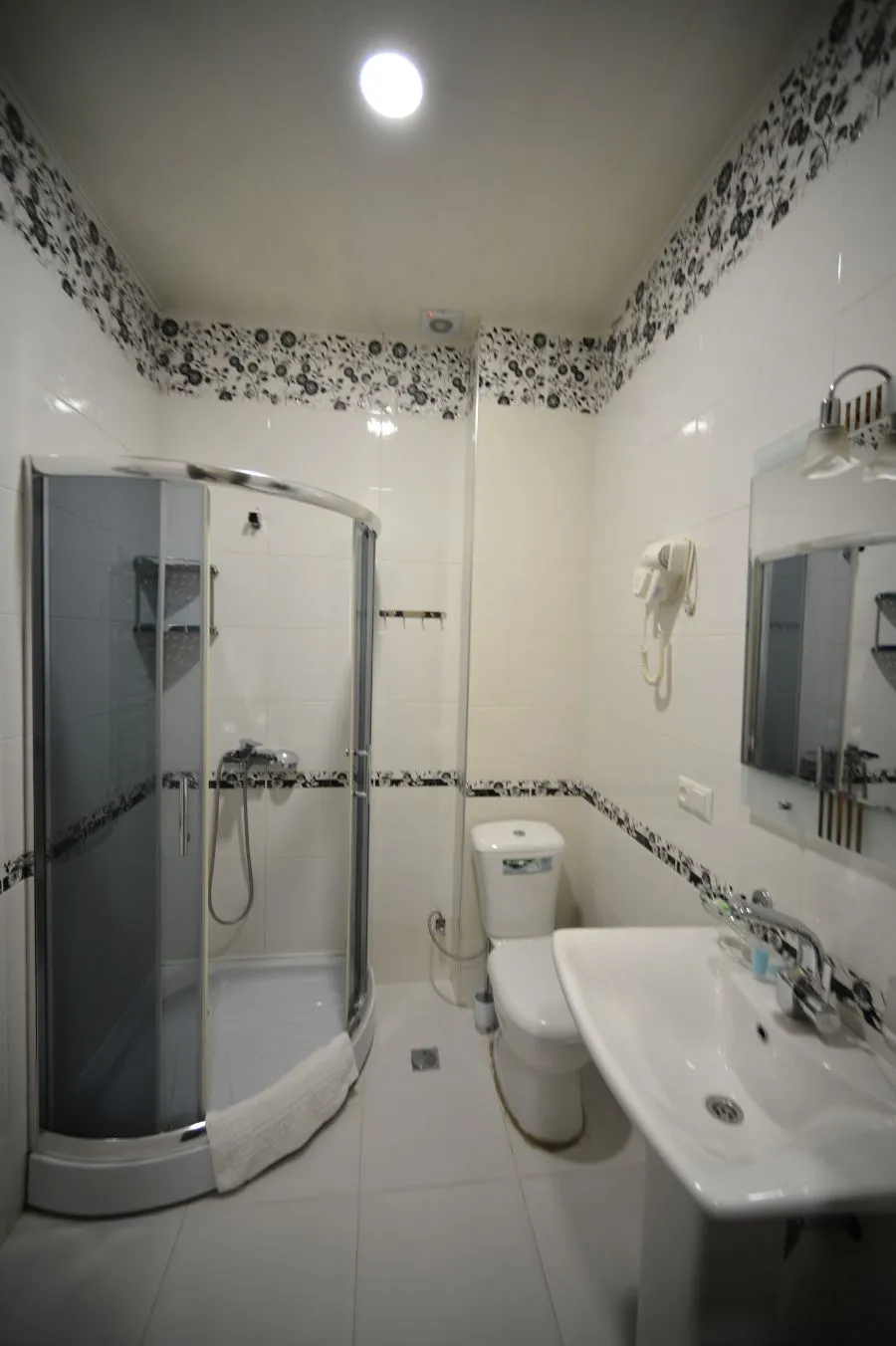 GREEN HOTEL — Photo 29