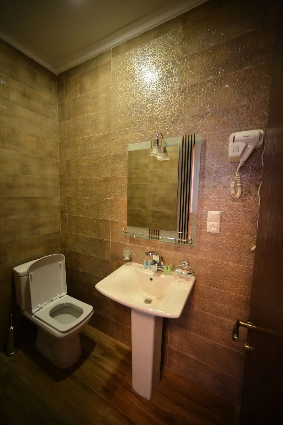 GREEN HOTEL — Photo 20