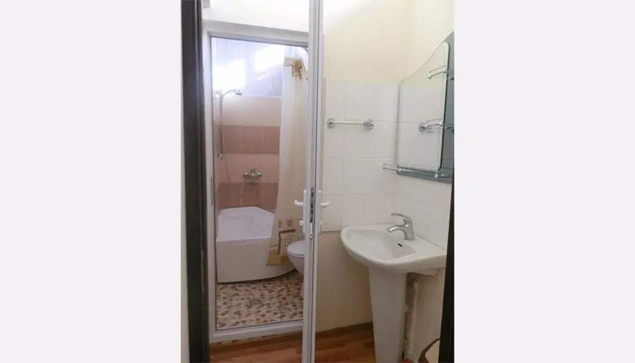 GUEST HOUSE GIS — Photo 5